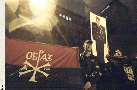 Za dom za vešanje spremni! / Beograd (7. II 2008): Napad desničarskih ekstremista na galeriju Kontekst Za dom za vešanje spremni! / Beograd (7. II 2008): Napad desničarskih ekstremista na galeriju Kontekst