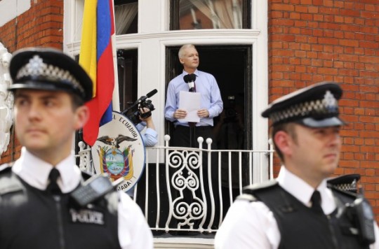 Assange_Speaks_to_media_at_embassy-e1345490040794 (1)