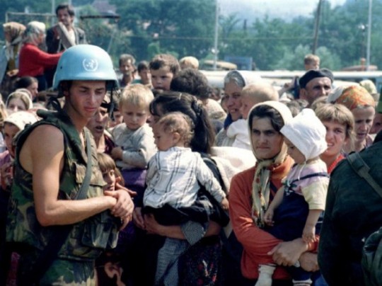 Srebrenica-razglednica-iz-groba-potocari-un-zene