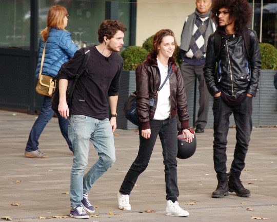 kristen-stewart-on-the-film-set-personal-shopper-1
